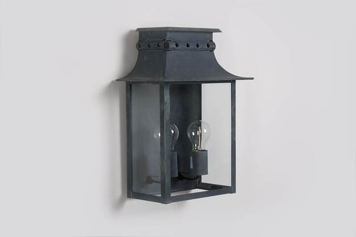 Historische Außenwandleuchte mit zwei Lichtquellen – Longchamp Nr. 2108 L | LumArt